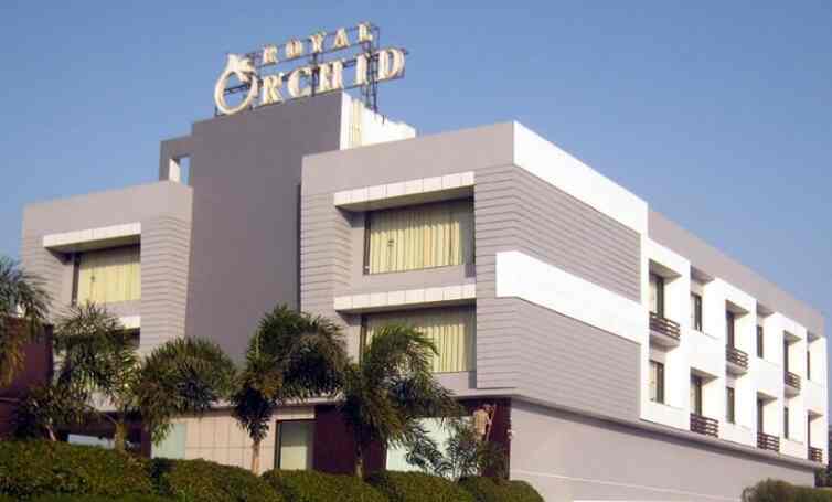 https://content2.jdmagicbox.com/comp/indore/e4/0731px731.x731.170703162543.u1e4/catalogue/royal-orchid-marriage-garden-banquet-hall-indore-banquet-halls-g39m1.jpg